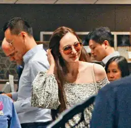 吴佩慈带俩孩子逛商场,四岁女儿镜头感超强儿子腼腆