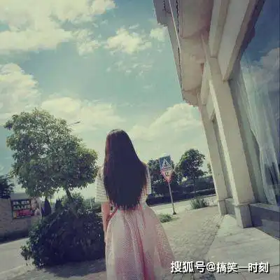 搞笑段子小时候和弟弟一起翻窗户进家里去偷钱,弟弟往窗户里爬
