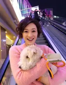42岁李小冉近照,离开前任越活越少女,与富豪老公同框像父女