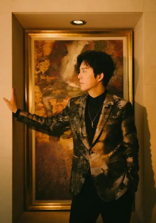 李云迪顶着毕卡索的发型,与孟美岐上演了社恐舞台的续集