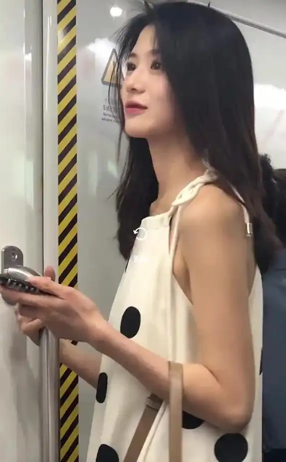 绝了杭州一号线地铁一女子因素颜太美引发热议,网友素颜女神