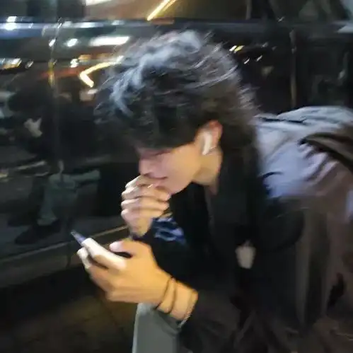 头像语录文案装三分痴呆防死,留七分正经谋生