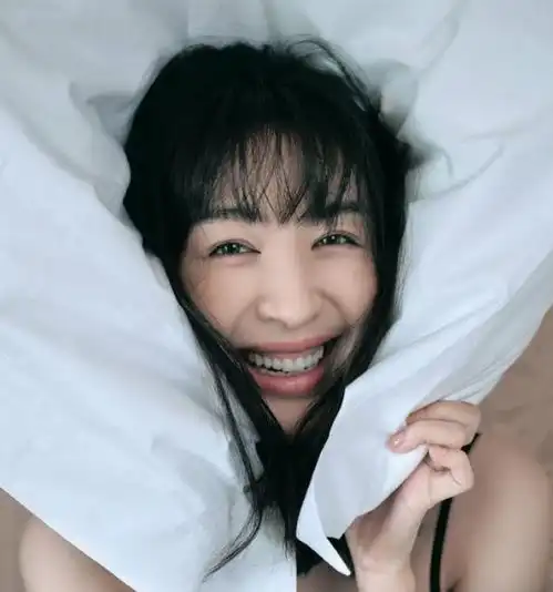 她天生丰满迷人,与黄晓明恋爱3年,得张艺谋赏识,33岁风情难挡
