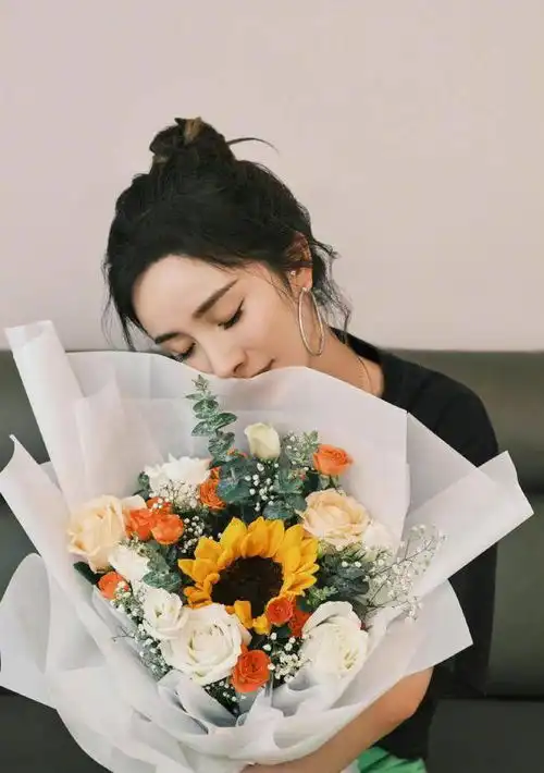 36岁杨幂又又又恋爱了疑获赠大束鲜花,手捧鲜花甜蜜拍照似少女