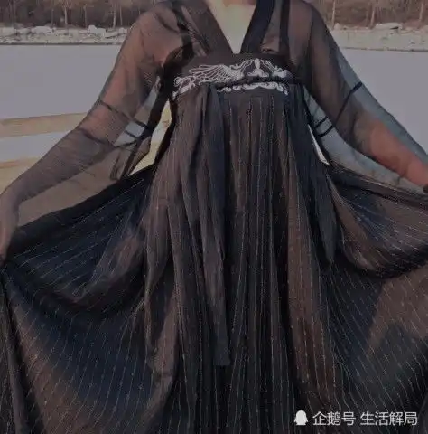 小仙女汉服穿腻了这款霸气十足的暗黑系汉服,你吼得住