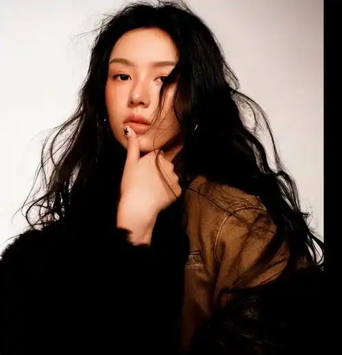 周也化身西部女郎,气场全开,野性张力十足