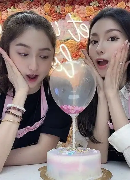 恭喜tvb男星关楚耀网红空姐女友,晒完钻戒再晒婚纱,拍拖三年疑好事近
