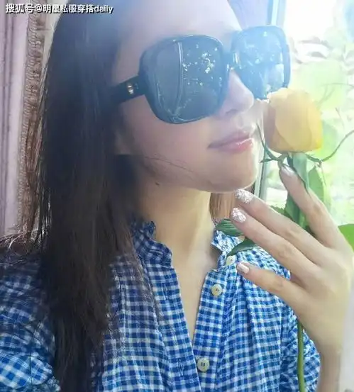 刘亦菲穿英伦格子裙晒美甲,轻嗅黄玫瑰文艺气息满满无愧顶级美女