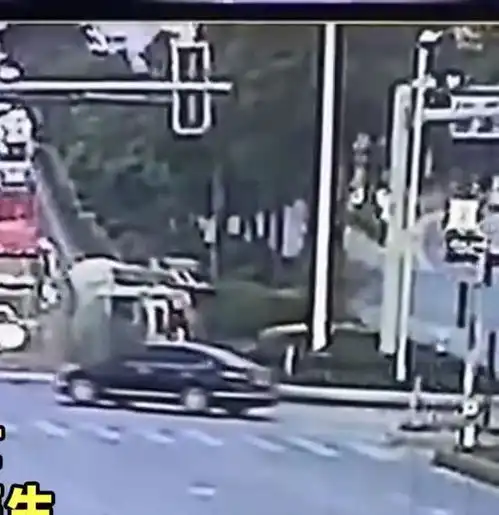 福建泉州晋江女子驾车途经侨晖路遭遇车祸,结果真的是令人痛心