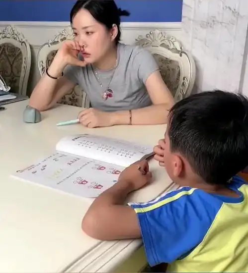 家长太难了女子辅导儿子作业情绪崩溃,一怒之下踹断自己的脚趾