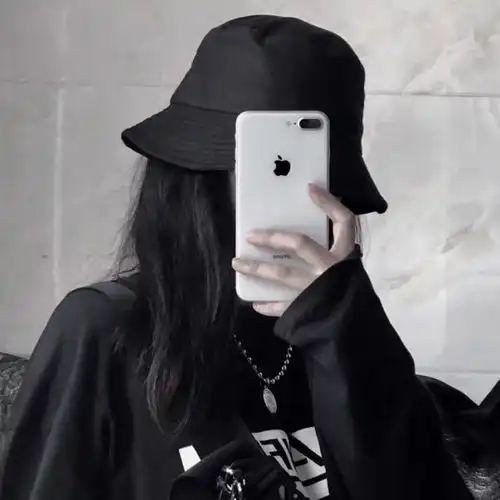 拿手机女头,自拍挡脸与人间寥寥月色,长眠一场