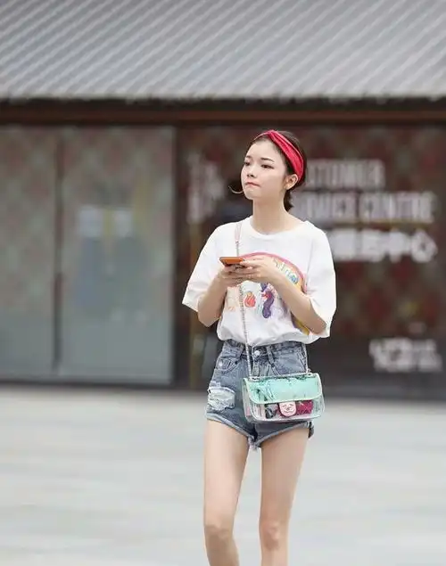 街拍,,美女颜值不输女星,短裙长腿尽显女人味