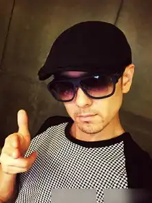 林志颖给二胎喂奶传授奶爸经防宝宝吐奶