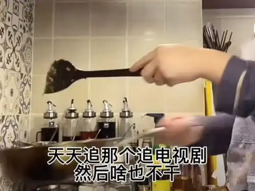 吉林两女子被隔离闺蜜家,男主人却累趴下了一人伺候三个女的