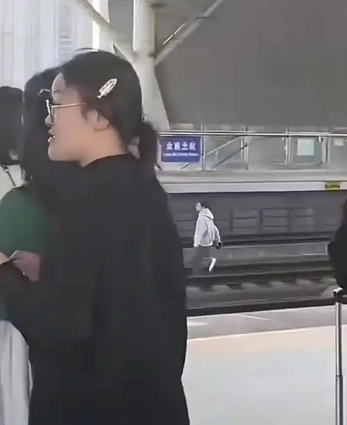 命是真大女子横穿铁轨被高铁撞倒后却奇迹般活了下来