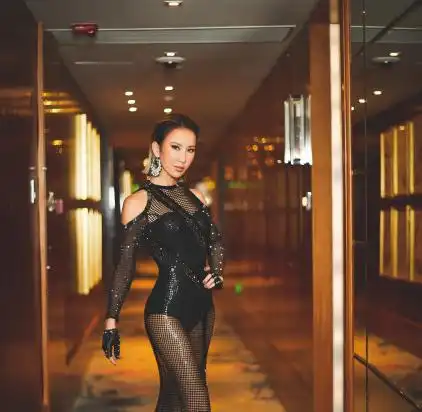 45岁李玟身材曲线性感,双腿笔直修长,果然自律的女人真美