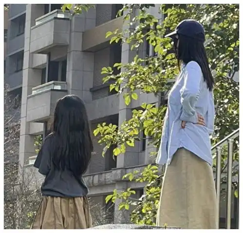 高圆圆携女儿回婆家,rhea神似爸爸异军突起,气质超赞甜蜜模特赵又廷赵树海rhea网易订阅