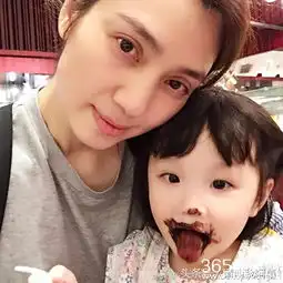 46岁女神洪欣近照曝光,风头却被女儿抢了网友女儿不像妈