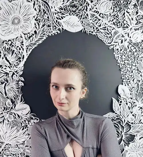 乌克兰美女艺术家,用纸剪出蕾丝连衣裙,网友能穿上就更美了