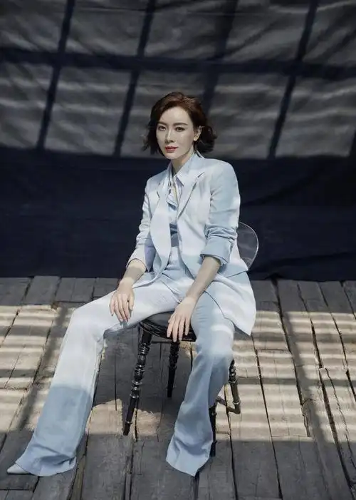 陈数成西装代言人,44岁不显老气质还特高级,不愧真正气质美人