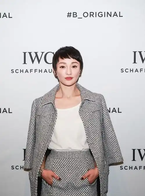 周迅剪一头短发好有个性,穿一身套装还挺有气场的,真是大女人