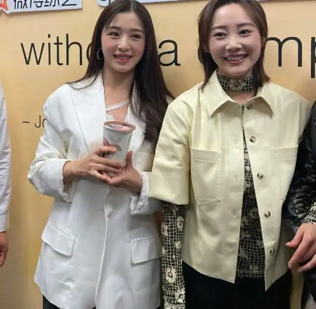 张含韵李纯王菊合体营业,三位姐姐生图耐打,32岁张含韵仍像少女