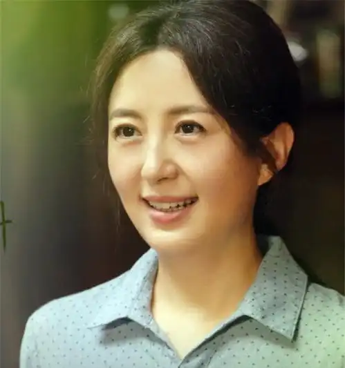 28岁走红的女星,疑似未婚产子生父成谜,如今45岁与儿子相伴