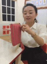 搞笑gif动态图妹子你成功吸引到了我的鄙视,气氛一度非常尴尬