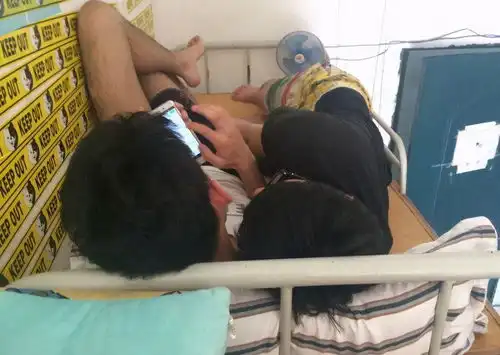 记录震碎我三观的一件事女生住在男生宿舍,穿内衣陪男友打游戏