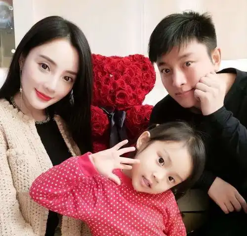 同是离婚的父亲,贾乃亮比汪小菲幸福,李小璐育儿观比大s高明