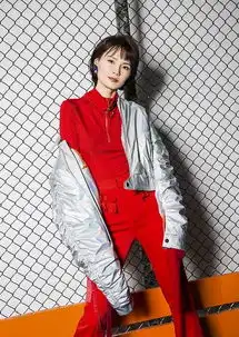 神龙茂酷炫风格美照,红衣漆皮变身游戏少女