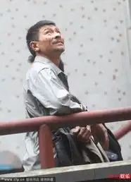 刘德华满脸胡渣现身民工打扮频挠头无星味