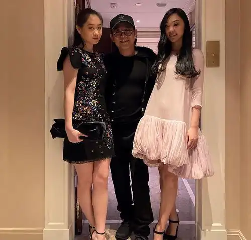 李连杰小女儿晒高中毕业照,和姐姐开心同框庆祝,走出抑郁症困扰