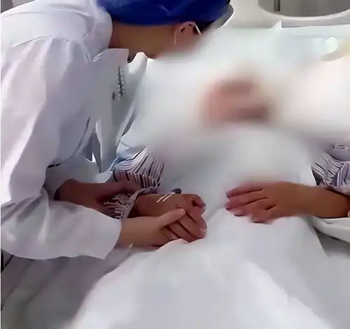 被砸女生苏醒是假的老师辩解误伤,同学回家大喊老师杀人