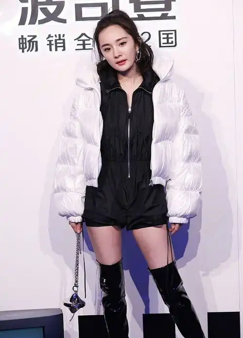 杨幂终于对光腿神器出手,搭羽绒服穿出时尚感,冬天女生必备
