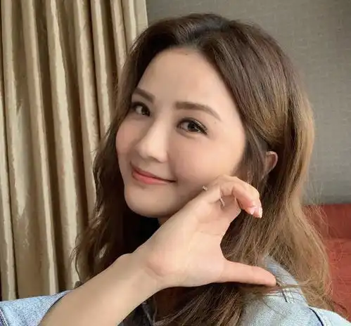 蔡卓妍鼓励富三代男友投资千万创业,开设食品公司,为结婚做准备