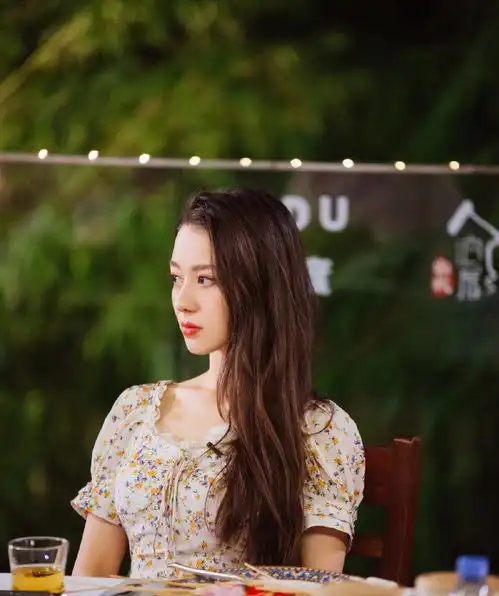 吉娜太温柔了淡黄碎花上衣,配上鲜花头饰,明艳又大气