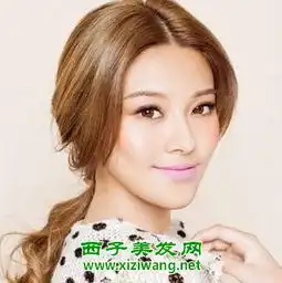 女生气质中分卷发发型扎法图解