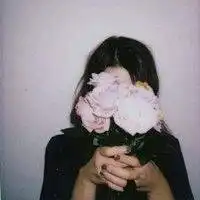 少女手里拿着花或摸着树的图