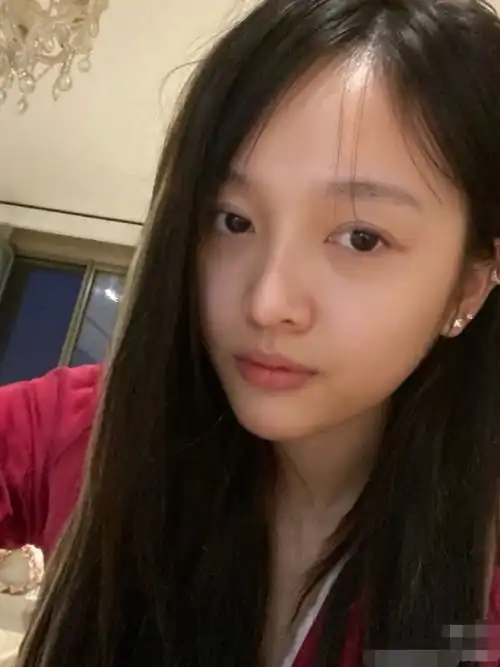 吴宣仪女神节晒素颜无滤镜自拍五官精致皮肤饱满白嫩超美