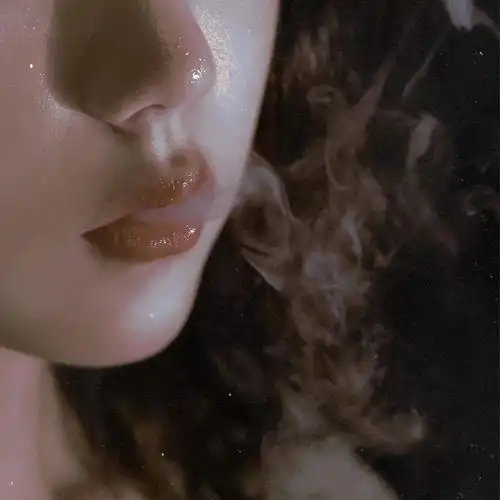英文短句世界的温柔,是晚来的善意和干净的你