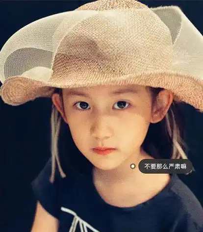 演员孙莉发布小女儿最新的照片,配文戴着草帽的女孩