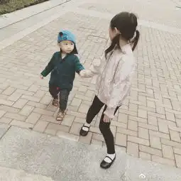 奥莉居高临下笑容可爱李小鹏扶儿子登梯很认真