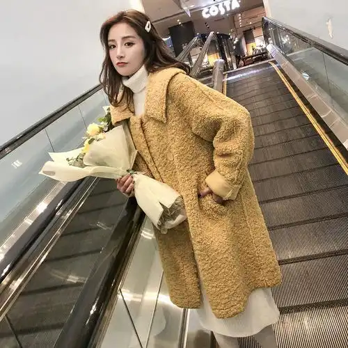 好洋气地铁偶遇一个小姐姐,羊羔毛小白鞋,清新像个小仙女