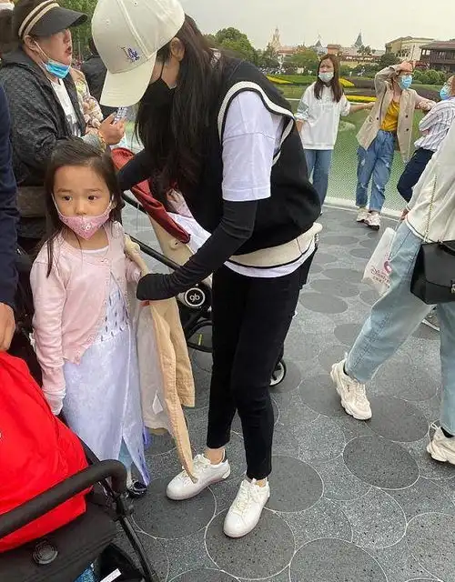 董璇母女去迪士尼,小酒窝充当助理展示好物后,鞋子没穿就跑出门