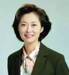 董卿康辉撒贝宁上演神仙打架,却被这个64岁女人抢了镜,连白岩松都对她赞不绝口