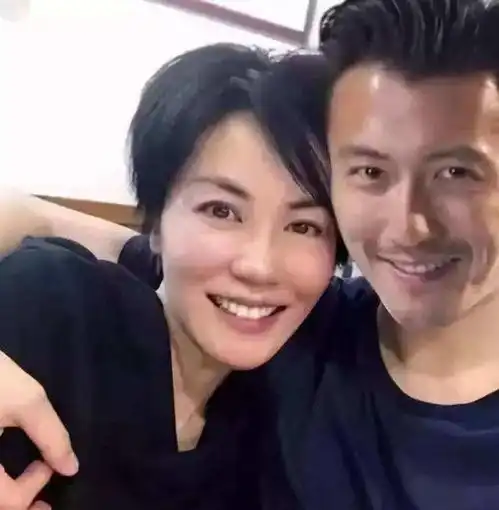分手后新欢都怀孕了李亚鹏被偶遇主动敬酒,同行美女挺孕肚抢镜