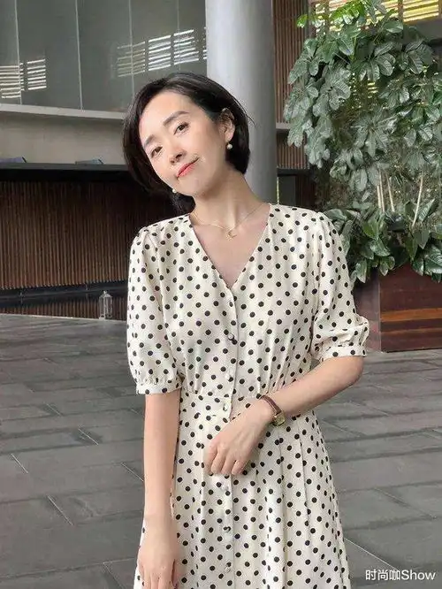 女人到了四五十岁,建议多穿这3款服饰,简约优雅又气质