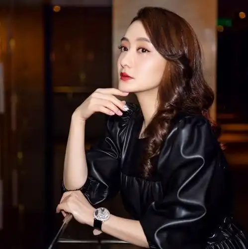陈德容哪像奔五的人皮衣配皮裙潮爆了,46岁皮肤紧致不输少女