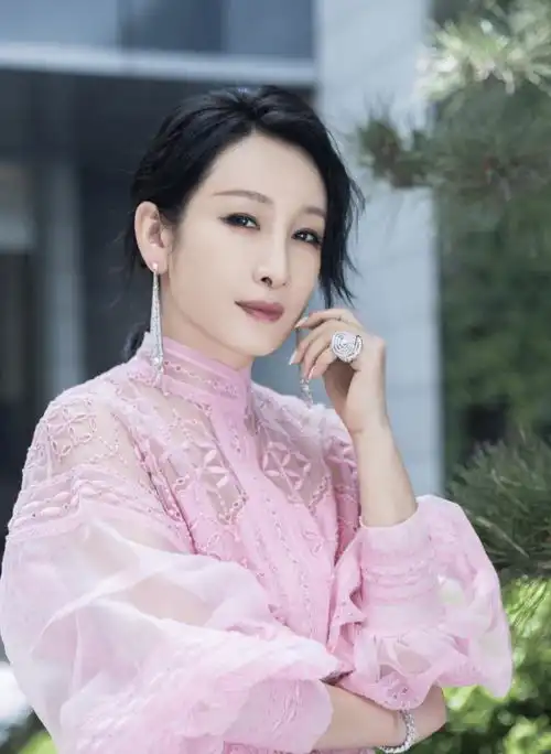 她比宁静脾气暴,手撕范冰冰当面骂何洁作秀,撸袖子和郭德纲掐架